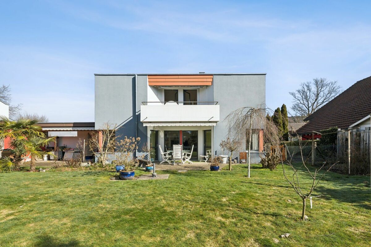 Modernes Einfamilienhaus mit Garten