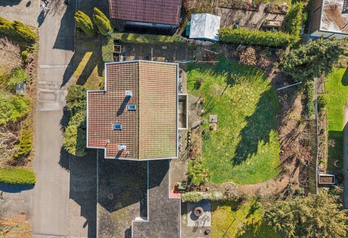 Luftaufnahme eines Wohnhauses mit Garten