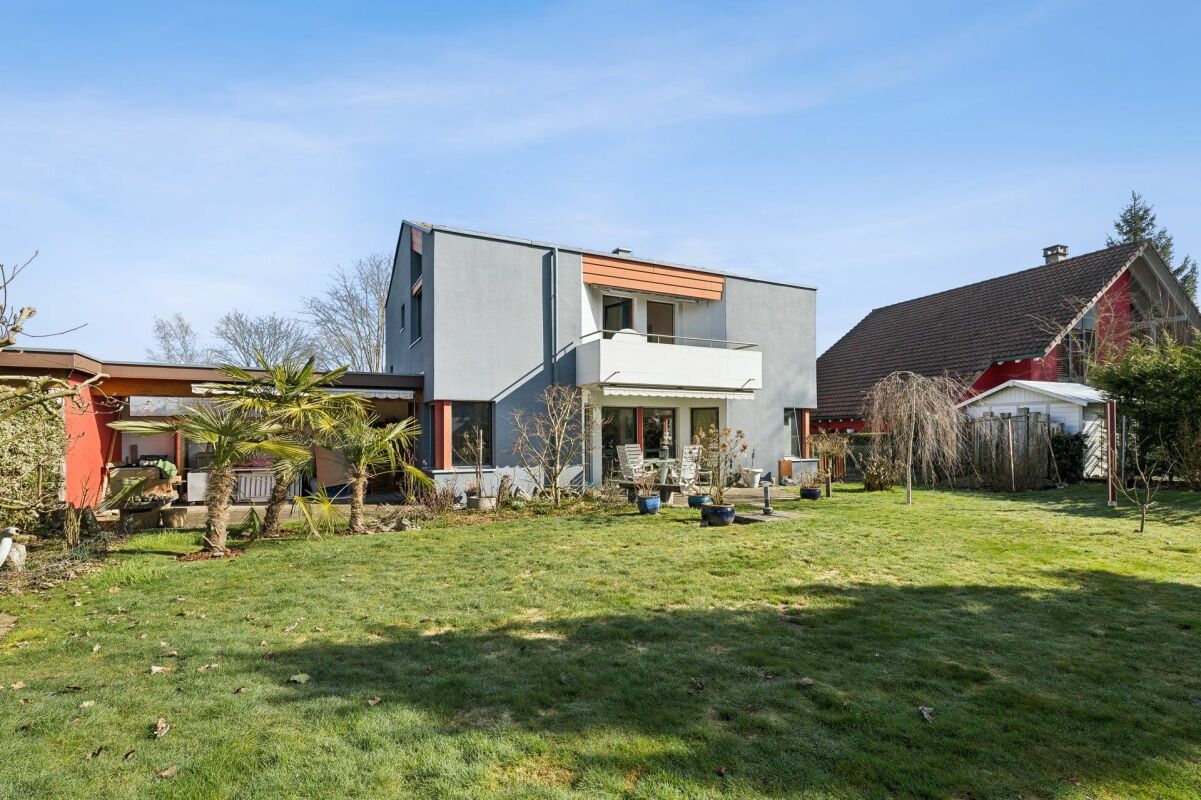Moderner Hausgarten mit zweigeschossigem Wohnhaus