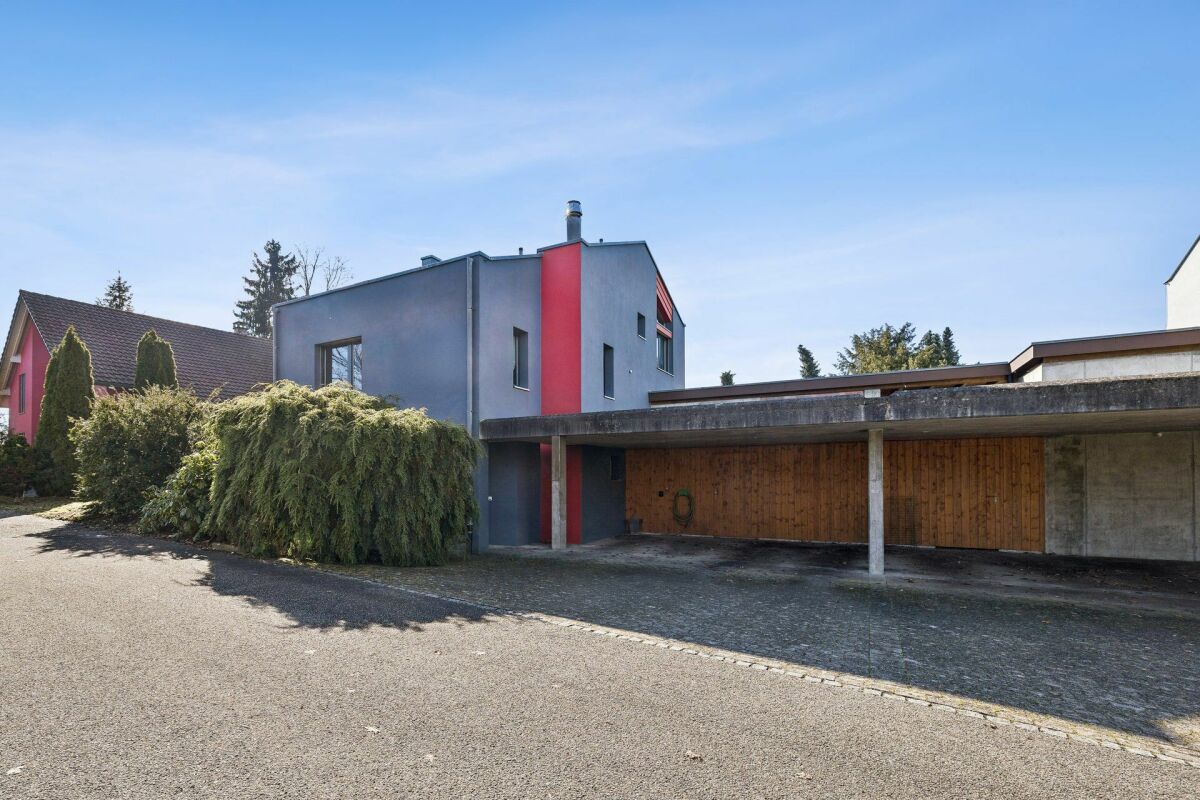 Modernes Wohnhaus mit Carport