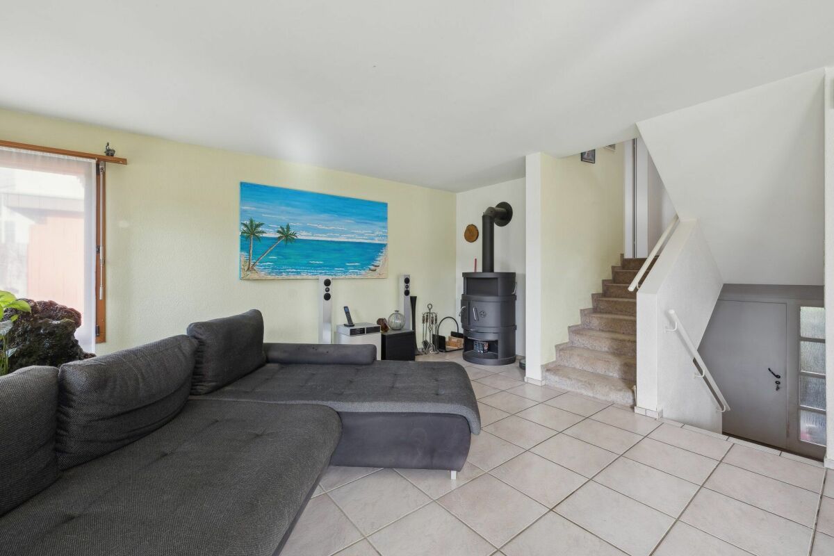 Wohnzimmer mit Treppe und Ofen