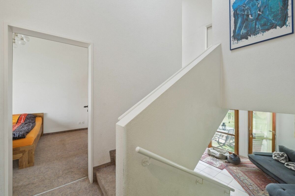 Treppenhaus mit Blick in einen Wohnbereich