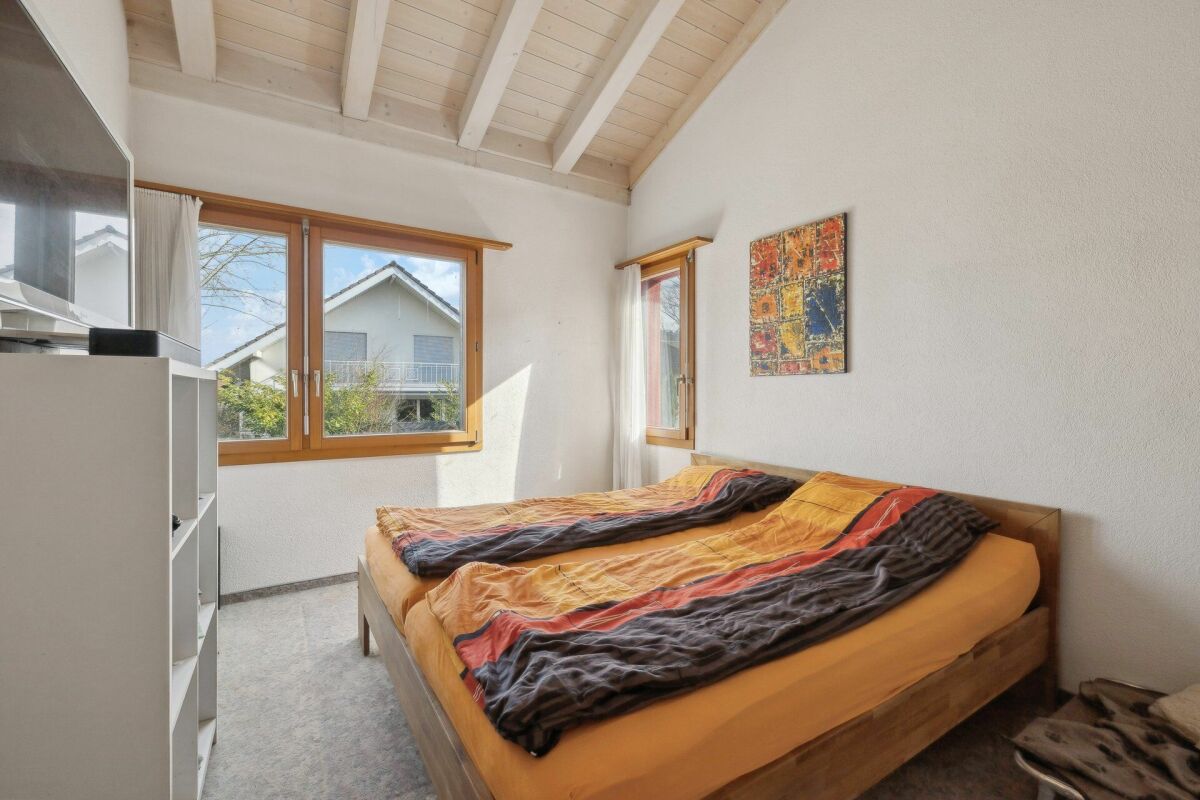 Helles Schlafzimmer mit Holzdecke