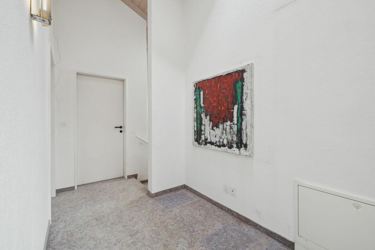 Heller Flur mit Kunstbild