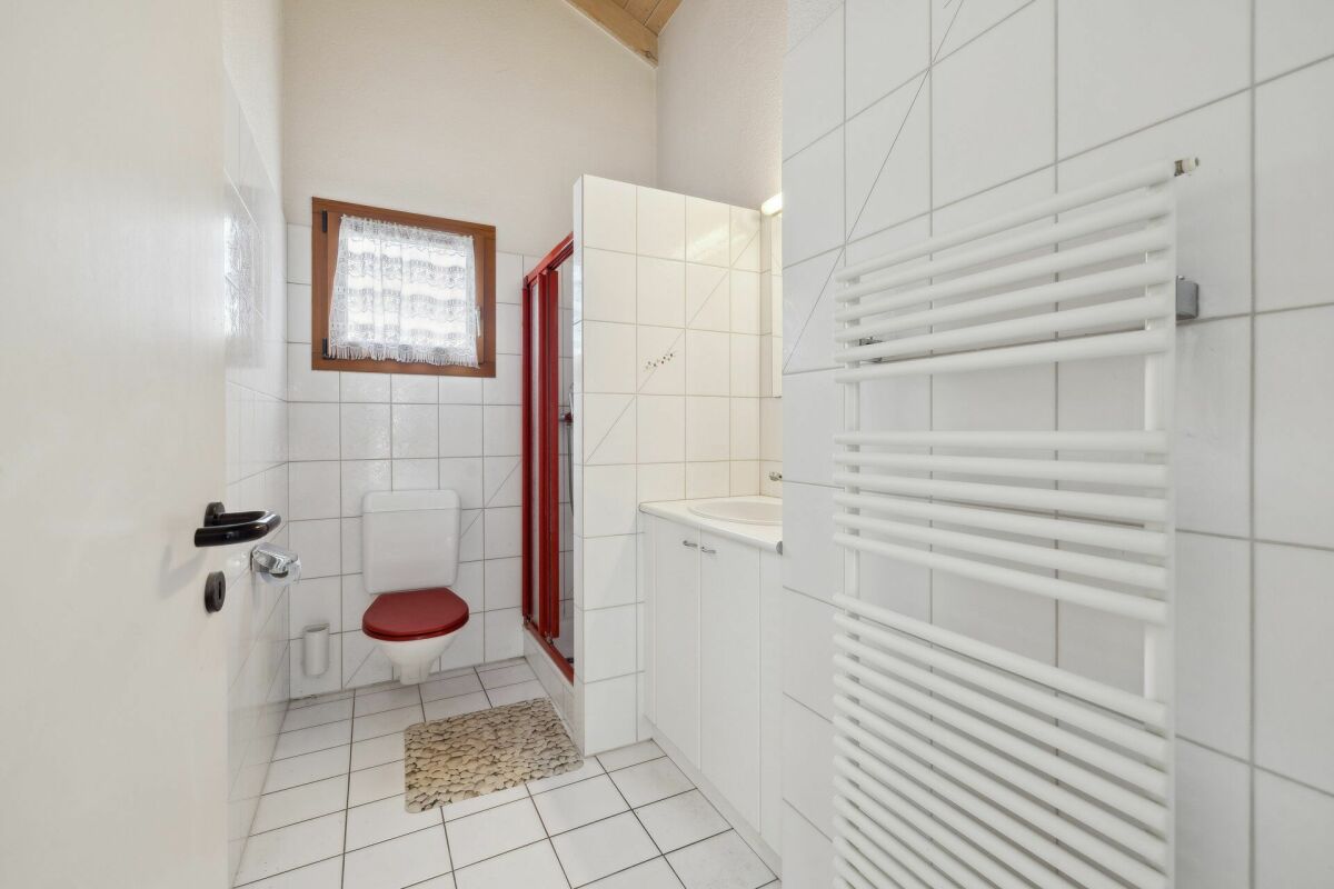 Kleines Badezimmer mit Dusche und WC