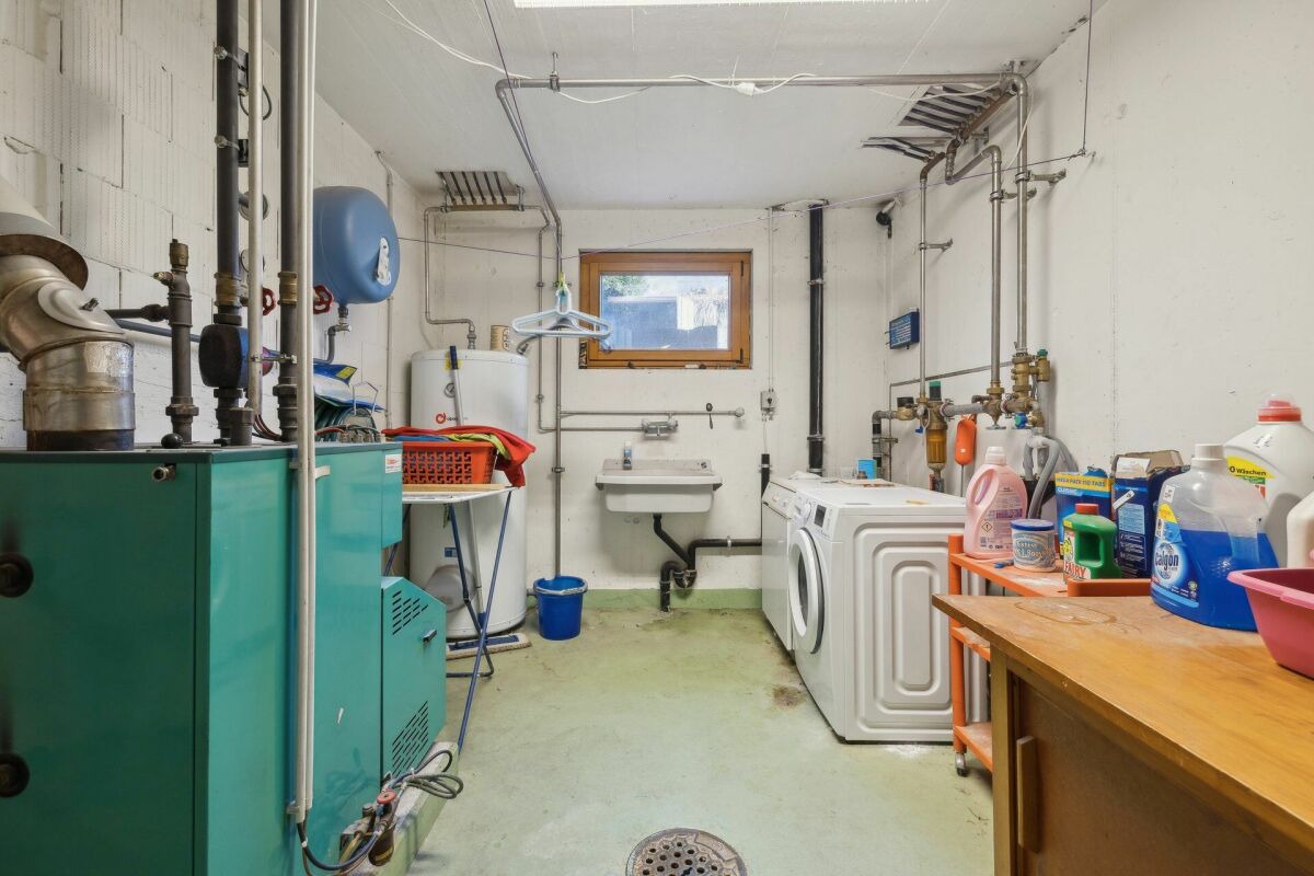 Hauswirtschafts- und Technikraum mit Waschmaschine