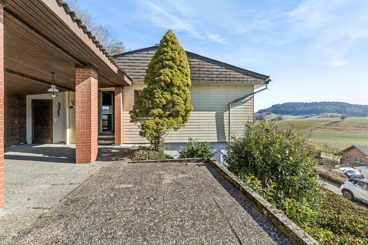 Außenansicht eines Hauses mit Carport und Fernblick