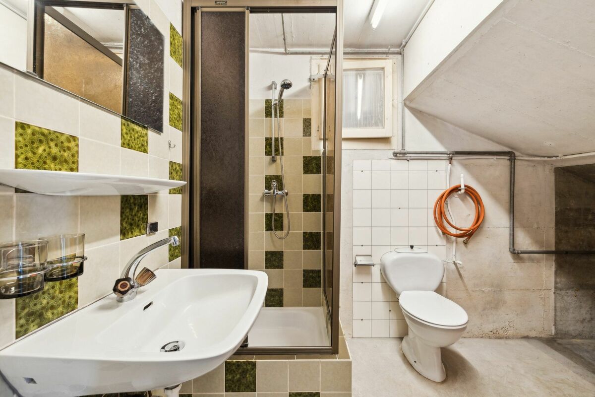 Kompaktes Bad mit Dusche und WC