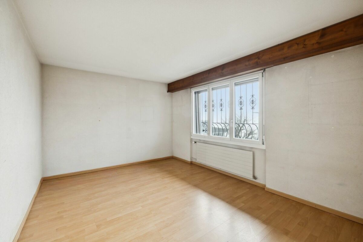 Leerer heller Raum mit Fenster und Heizkörper
