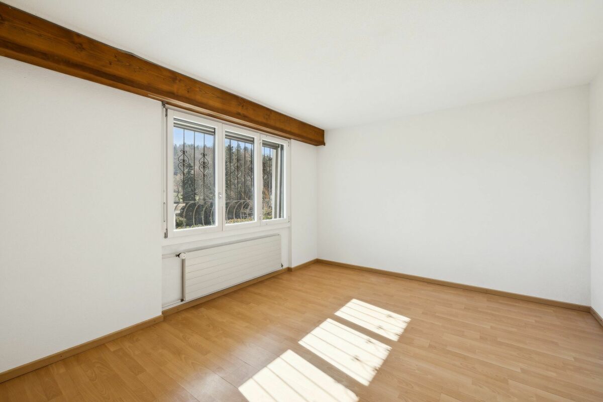 Heller leerer Raum mit Holzdeckelement und Fenster