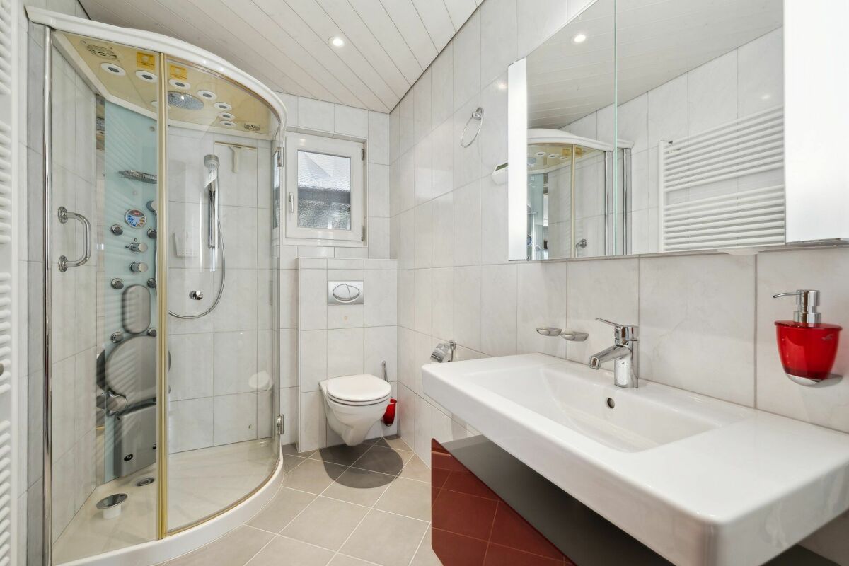 Modernes Badezimmer mit Duschkabine und Wand-WC