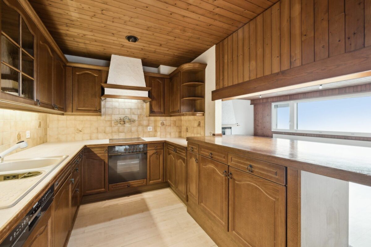 Rustikale Küche mit Holzvertäfelung