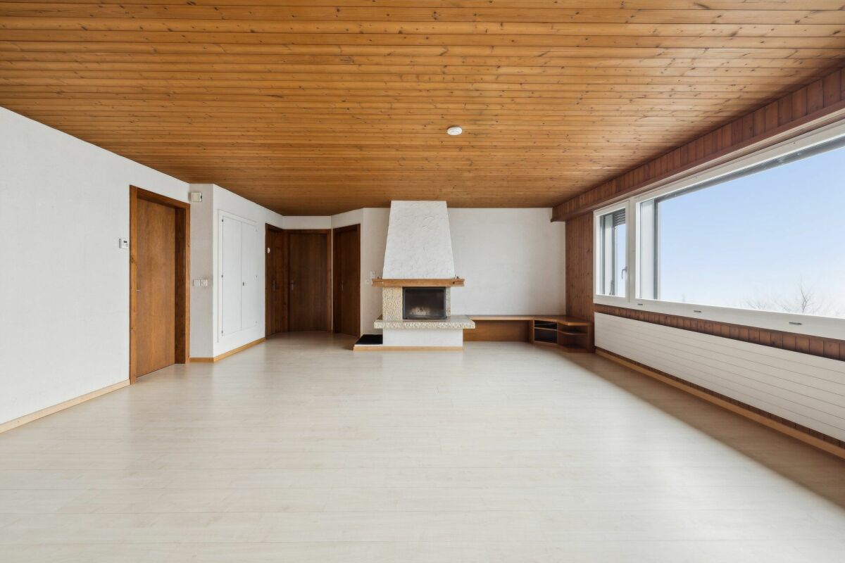 Wohnzimmer mit Kamin und Holzdecke