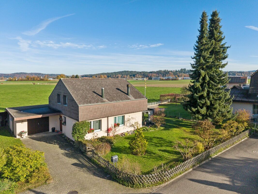 Ländliches Einfamilienhaus mit großem Garten