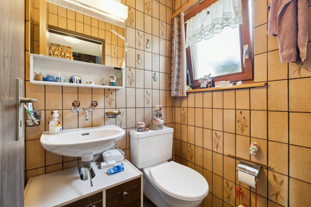 Kleines Badezimmer mit WC und Waschtisch