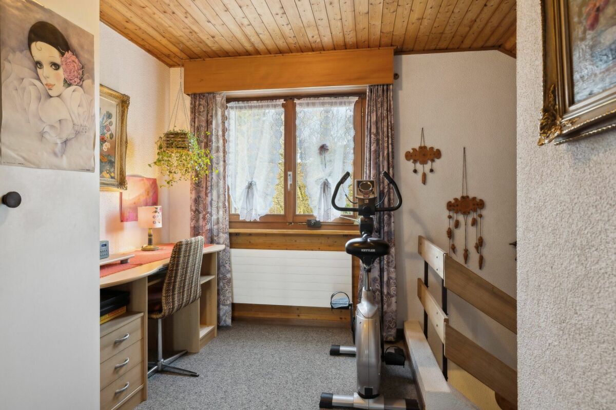 Kleines Arbeitszimmer mit Heimtrainer