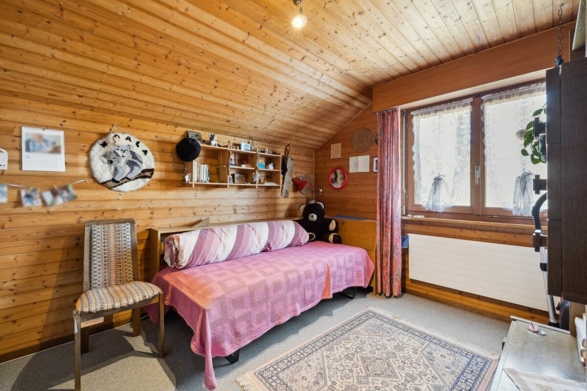 Gemütliches Dachgeschoss-Schlafzimmer mit Holzverkleidung