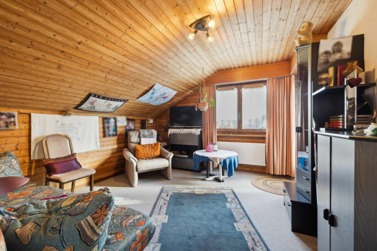 Gemütliches Dachgeschoss-Wohnzimmer mit Holzverkleidung