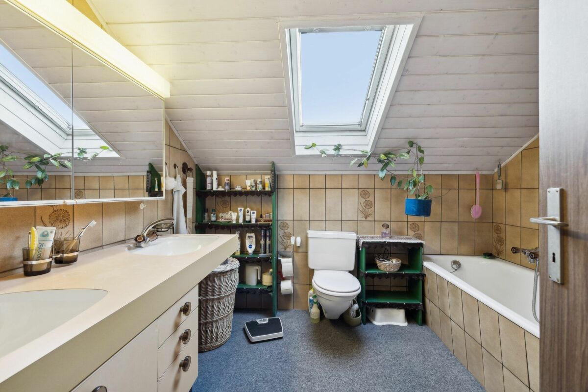 Modernes Badezimmer mit Dachfenster
