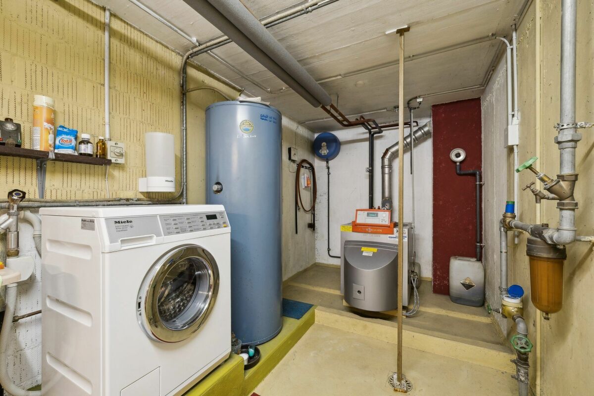 Hauswirtschafts- und Technikraum mit Heizungsanlage