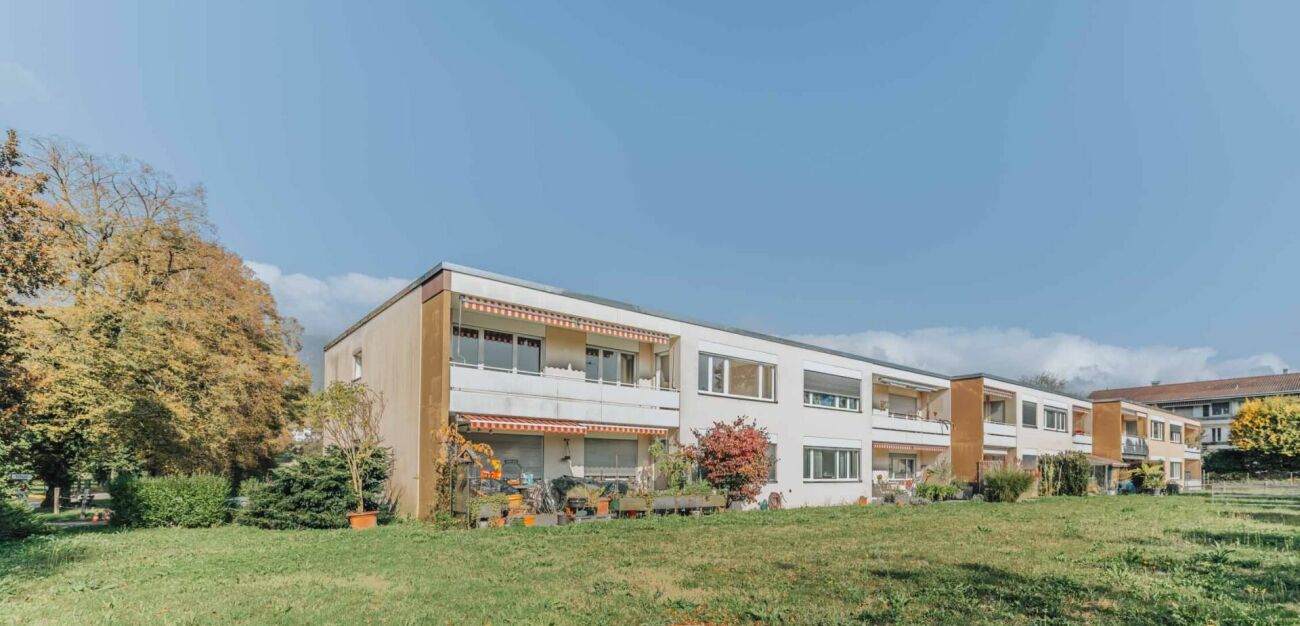 Mehrfamilienhaus mit Grünfläche