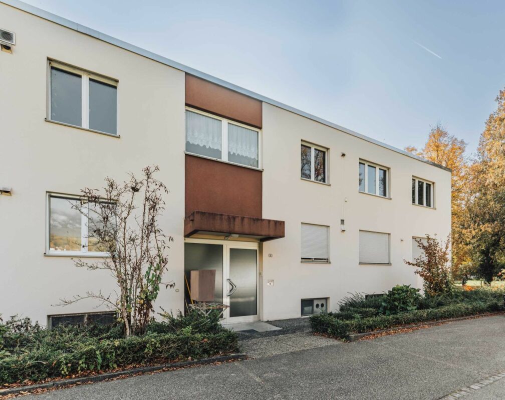 Mehrfamilienhaus mit schlichter Fassade