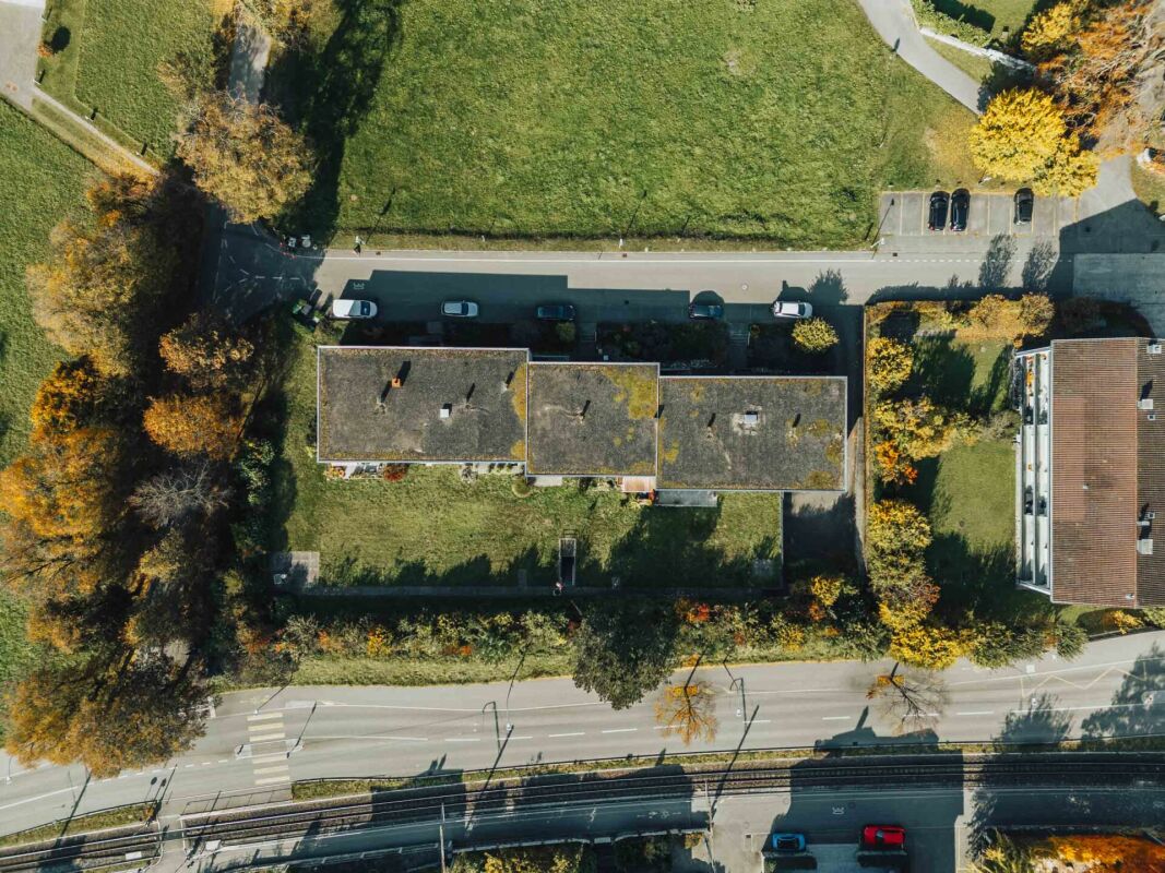 Luftaufnahme eines Wohngebäudes mit Garten und Straße