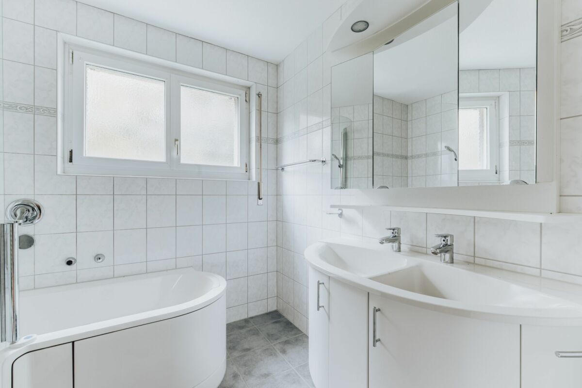 Helles Badezimmer mit Badewanne und Doppelwaschtisch