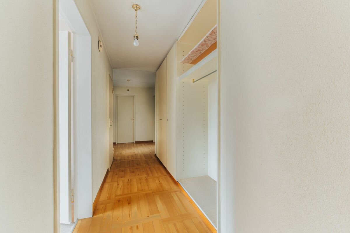 Schmaler Flur mit Einbauschrank