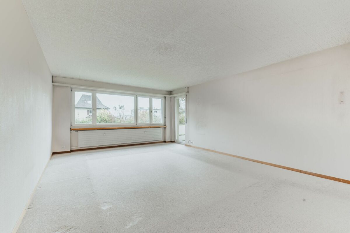Leerer Wohnraum mit großem Fensterband