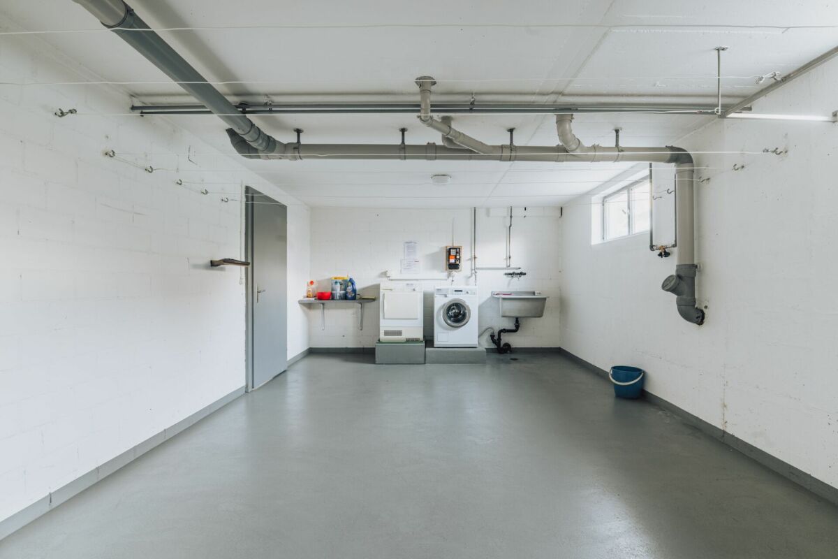 Hauswirtschafts-/Technikraum mit Waschplatz