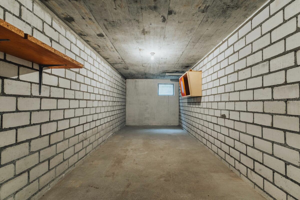 Kleiner Kellerraum mit Betonboden und Mauerwerk