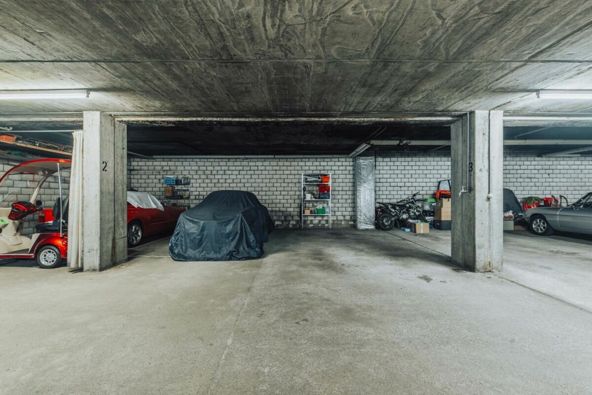 Tiefgarage mit abgestellten Fahrzeugen