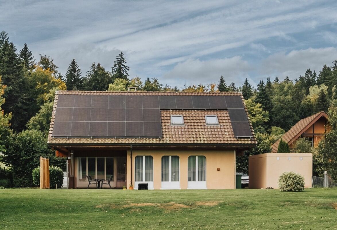 Einfamilienhaus mit Solardach im Grünen