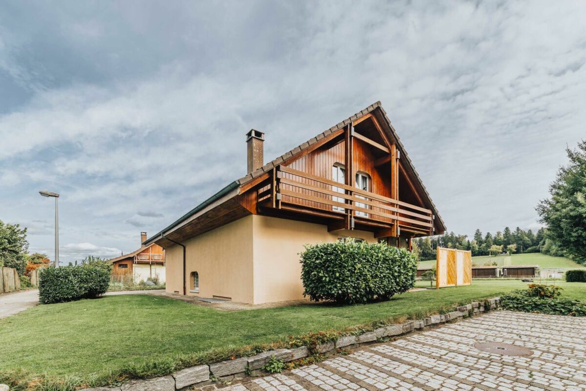 Alpenähnliches Wohnhaus mit Balkon