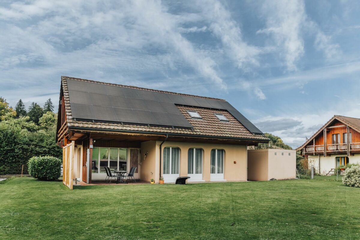 Ein Wohnhaus mit großem Garten und Solar-/PV-Dach