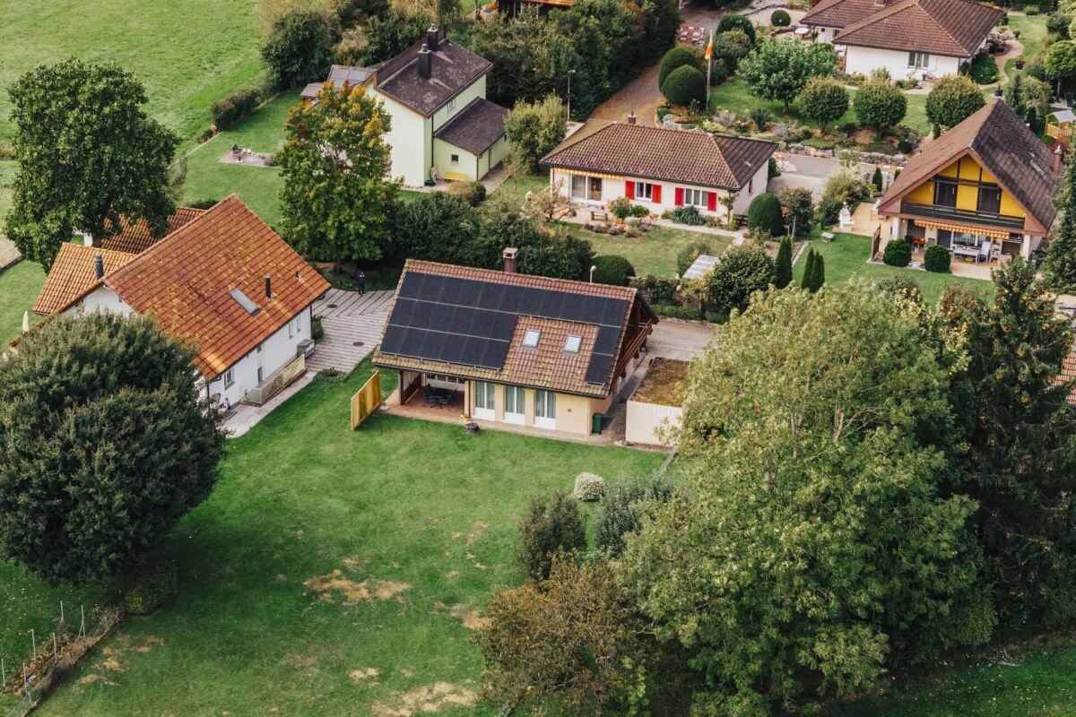 Luftaufnahme einer ruhigen Wohnsiedlung mit Einfamilienhäusern und Gärten