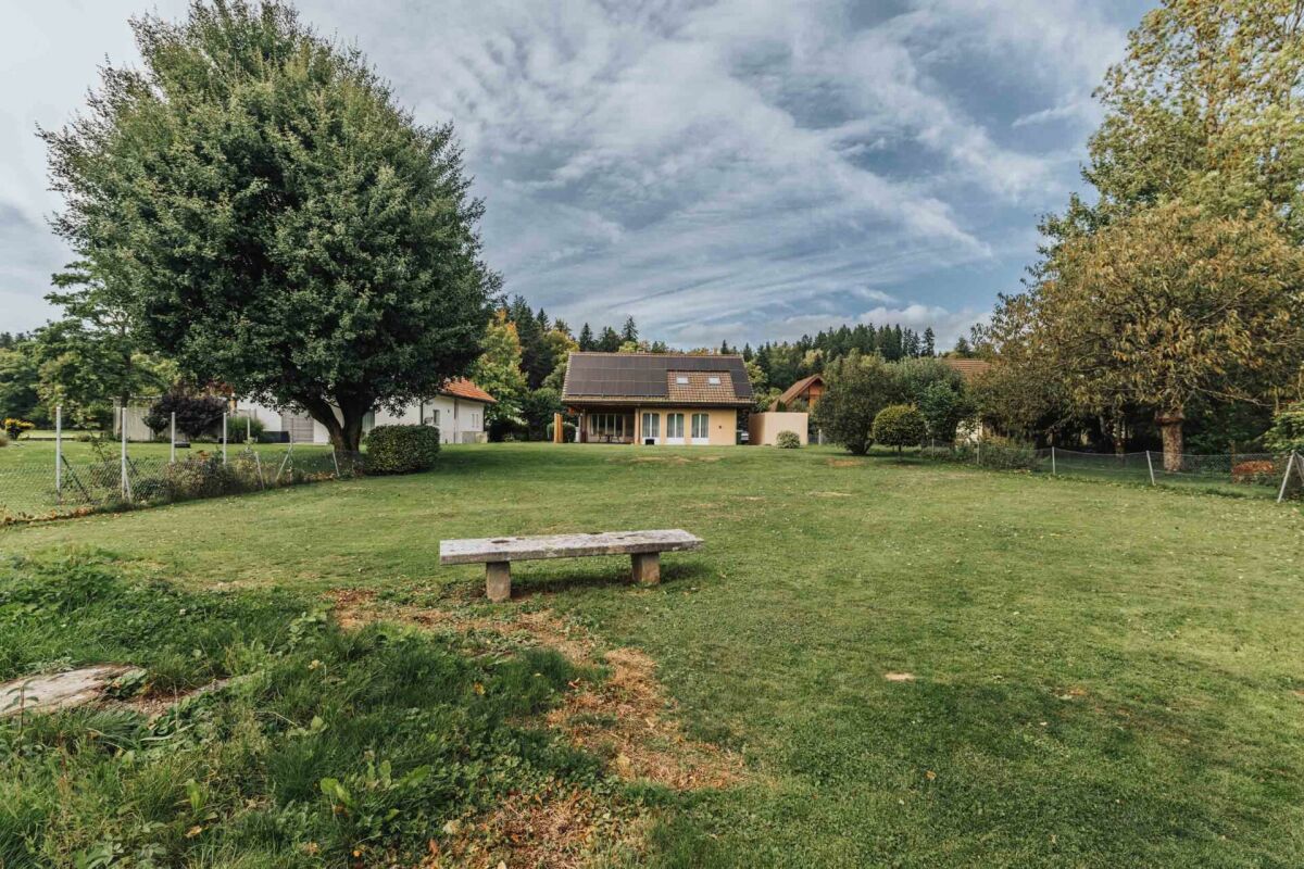 Großer Garten mit Haus im Hintergrund