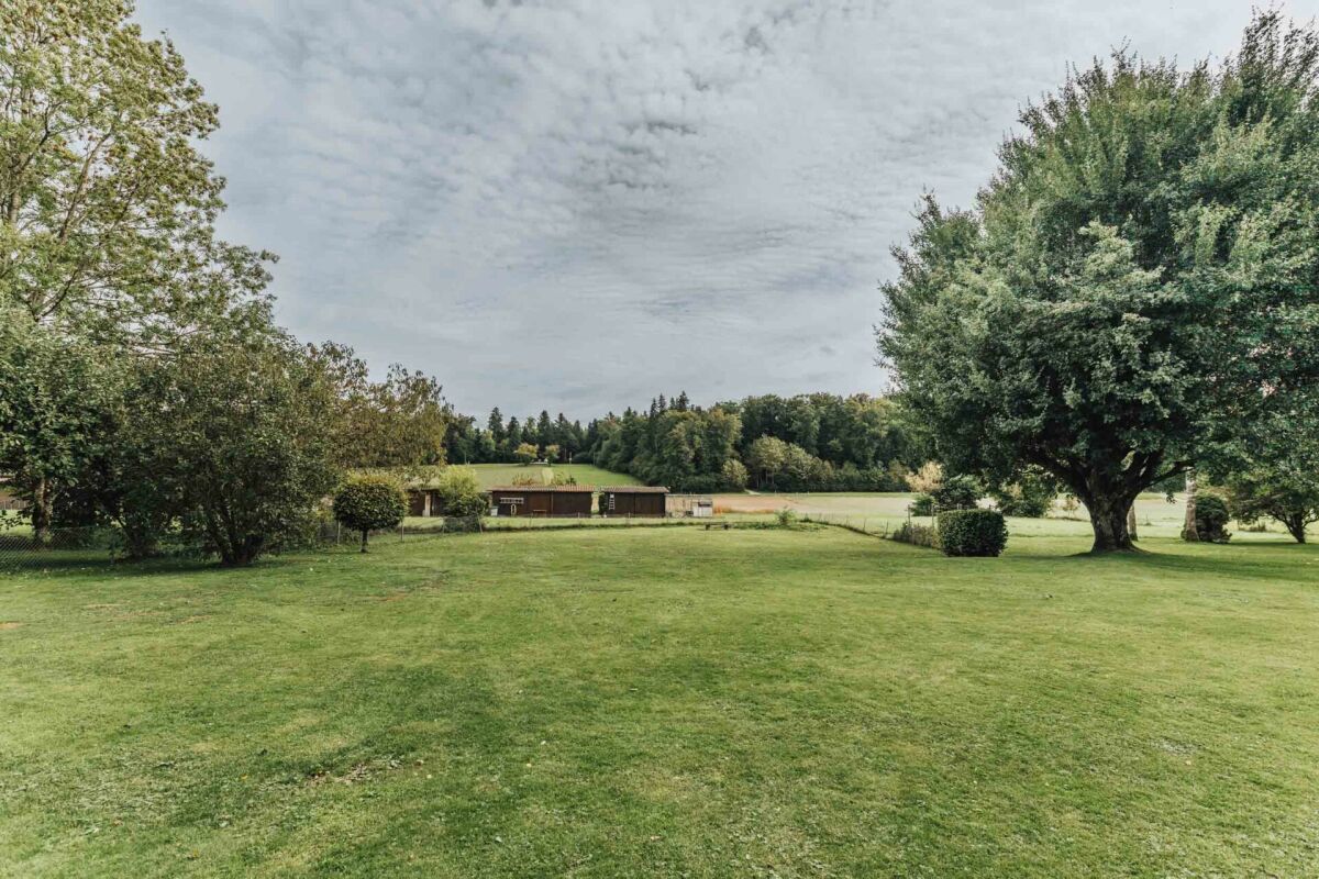 Weite Garten- und Landschaftsansicht