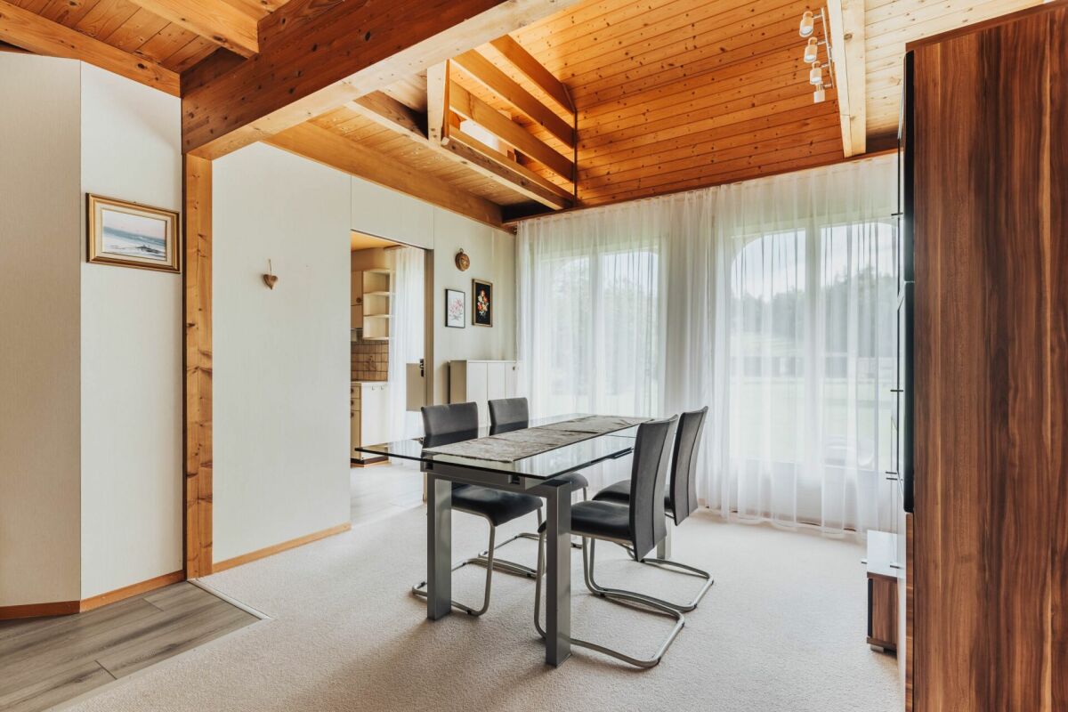 Essbereich mit Holzdecke
