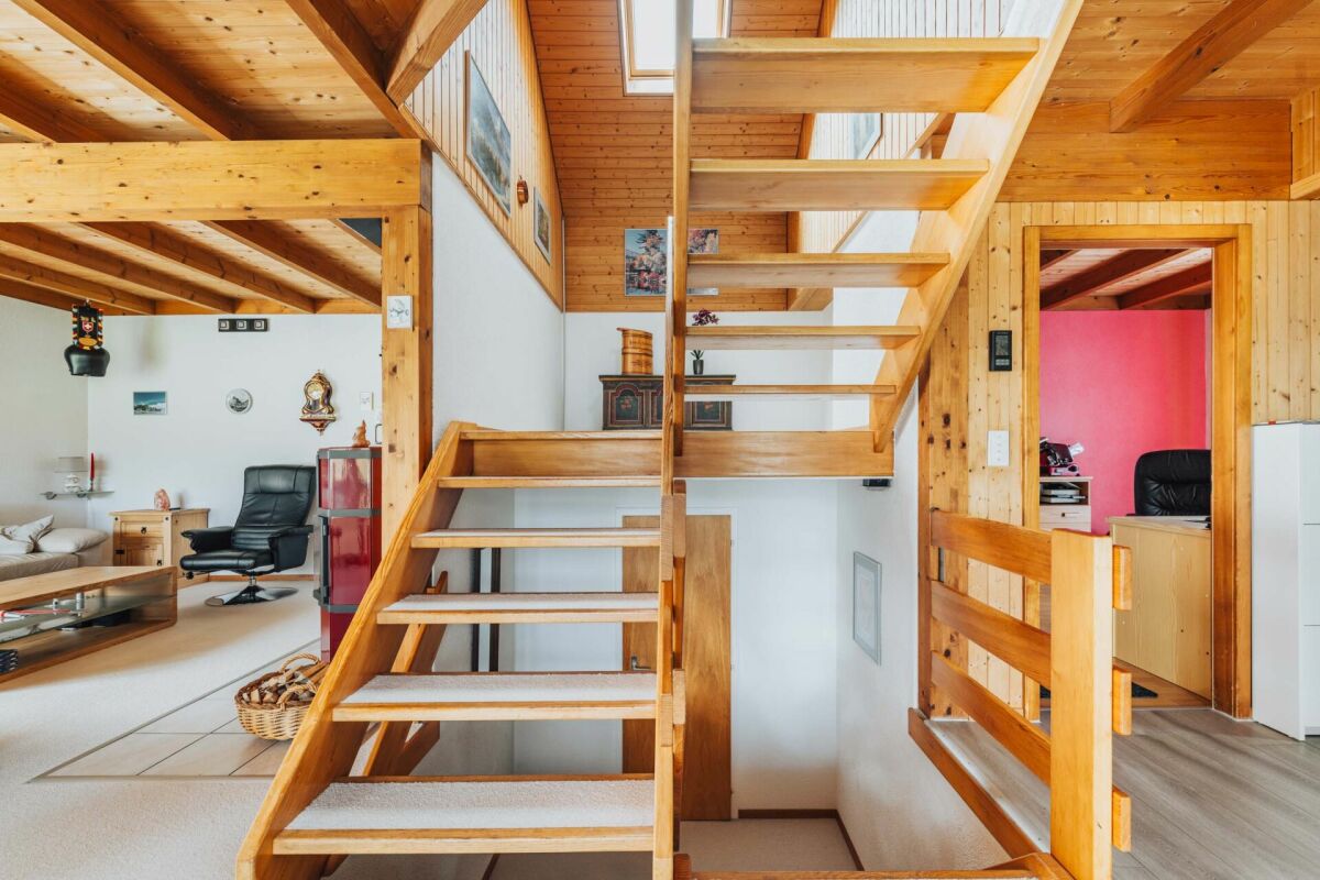 Holztreppe mit sichtbarem Wohnbereich