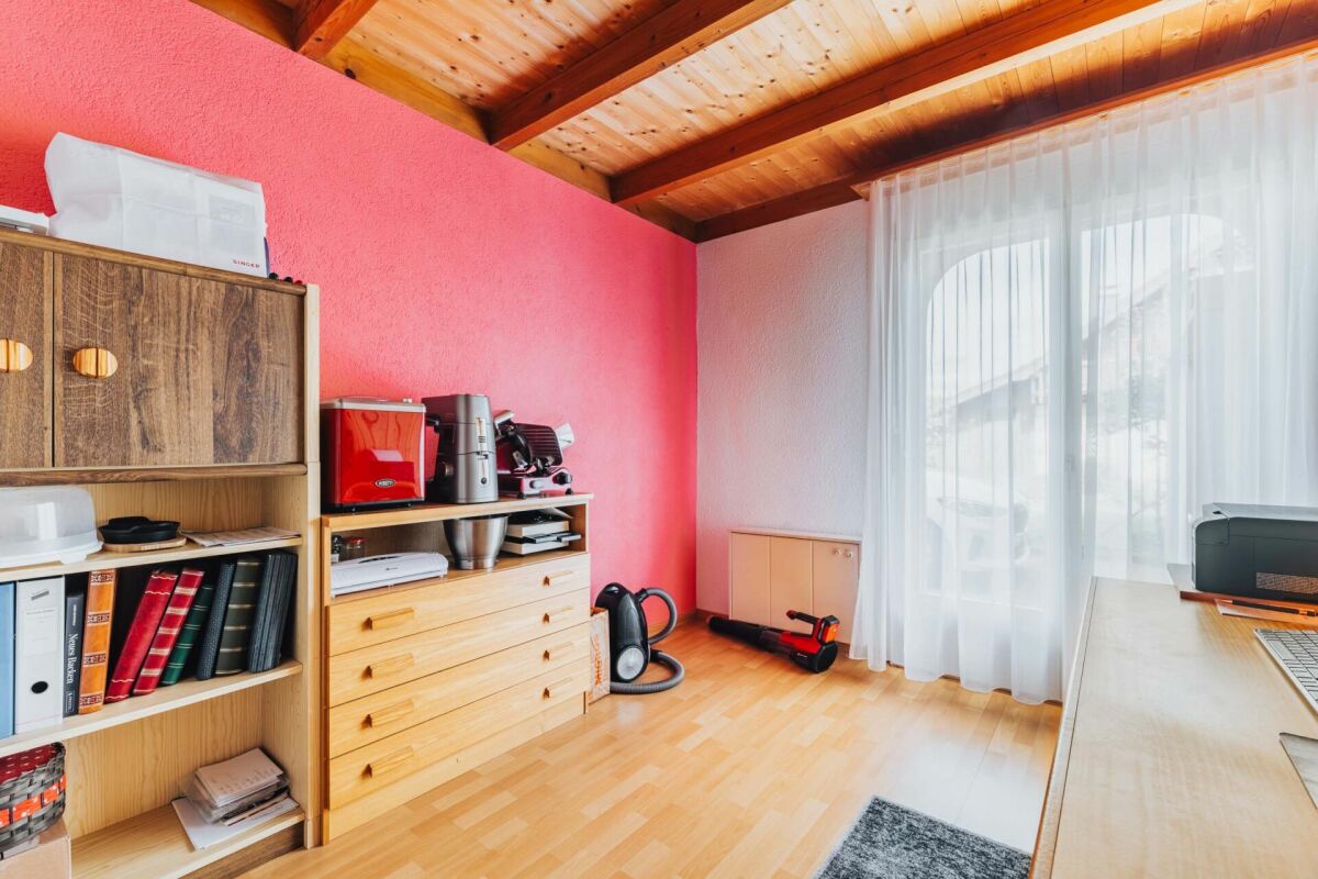 Arbeits- und Abstellraum mit Holzdecke