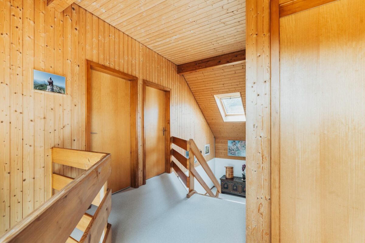 Holzvertäfelter Treppenflur mit Dachfenster