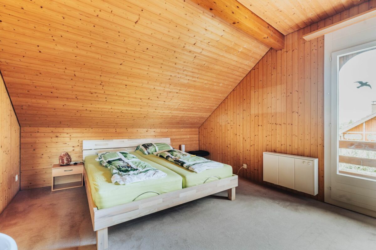 Dachgeschoss-Schlafzimmer mit Holzverkleidung