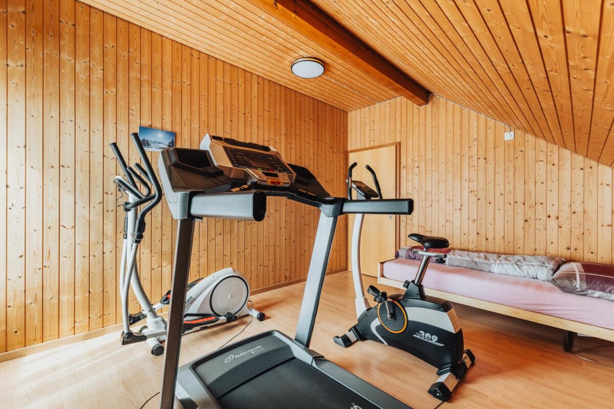 Holzverkleideter Fitnessraum mit Geräten