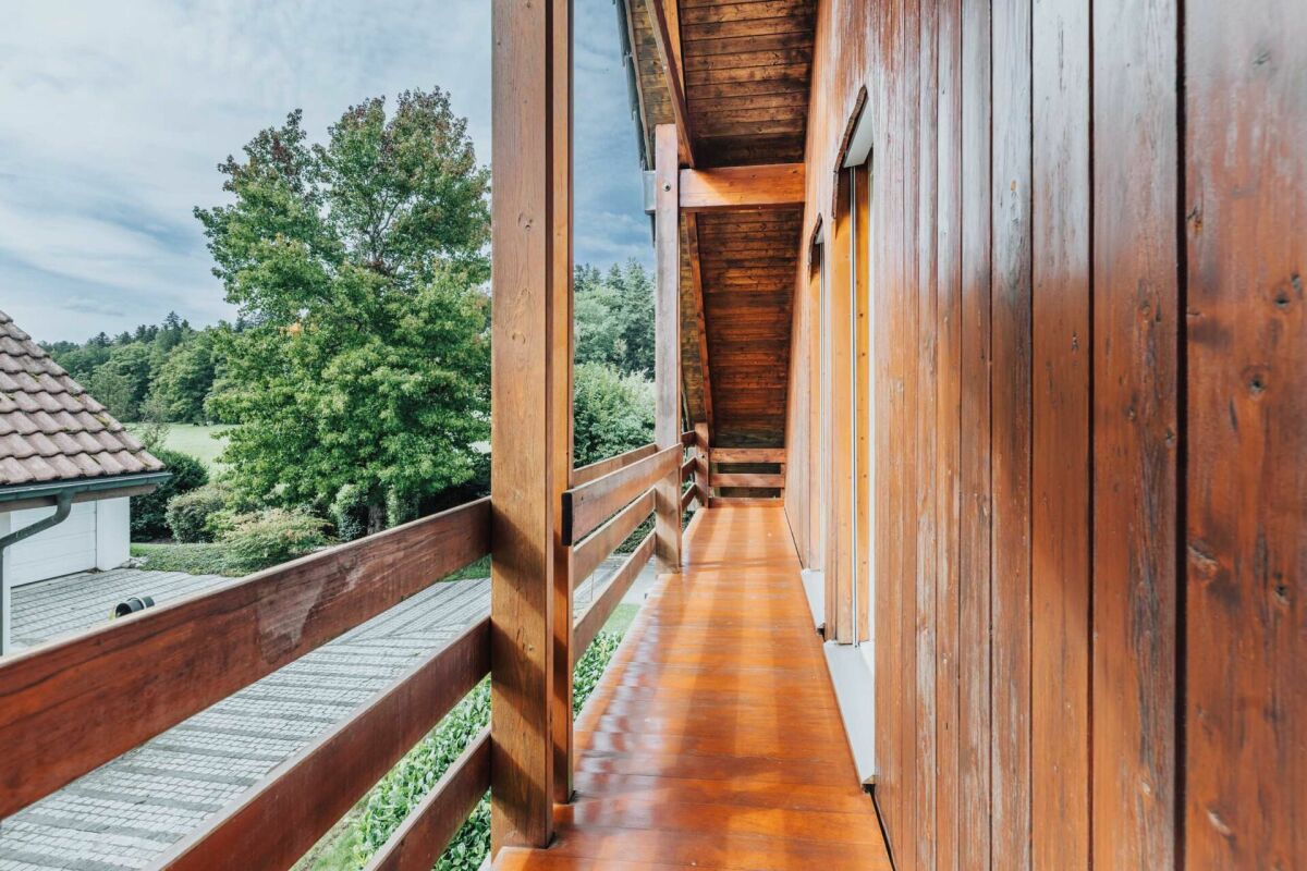 Holzbalkon mit Blick ins Grüne