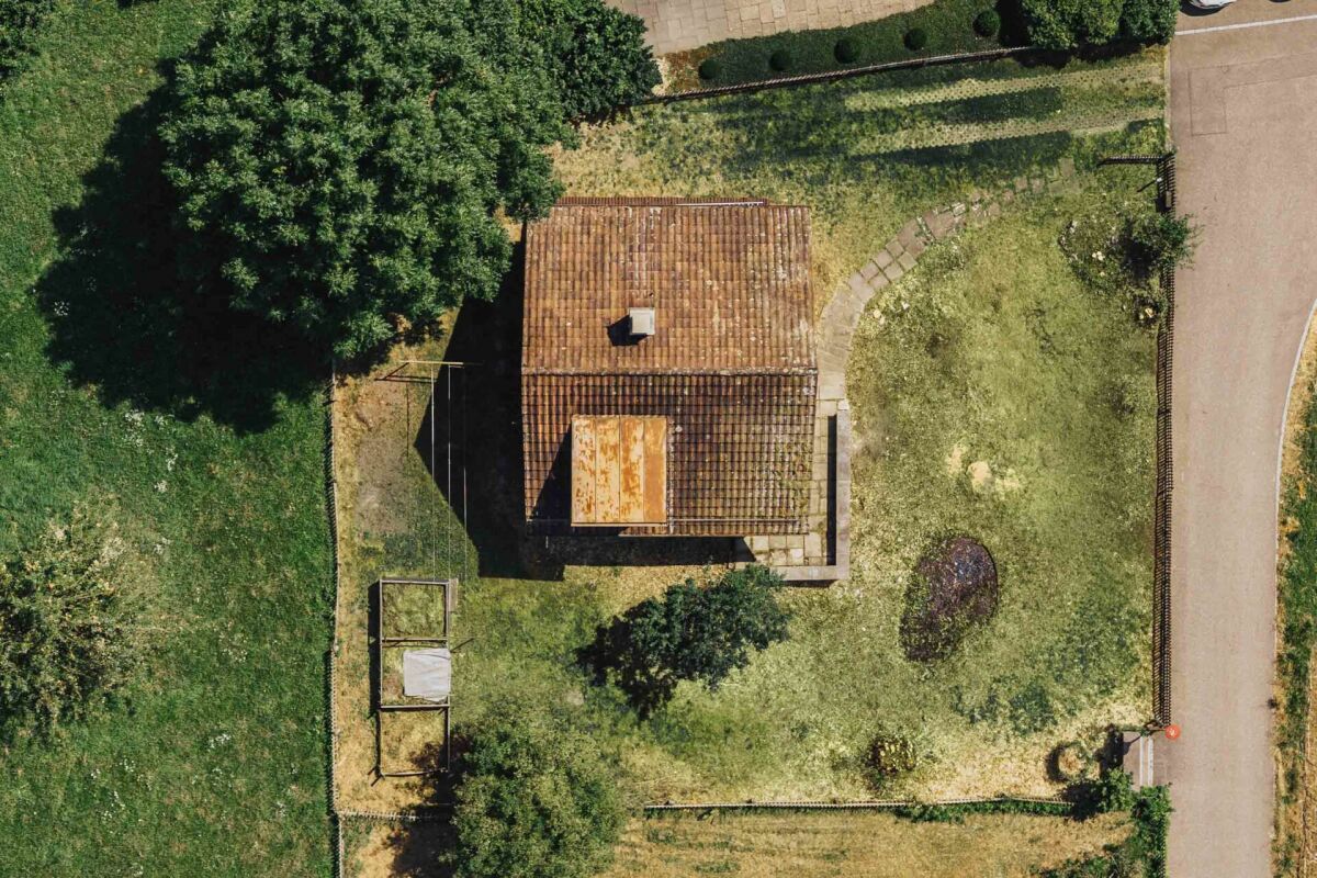 Luftaufnahme eines kleinen Hauses mit Garten