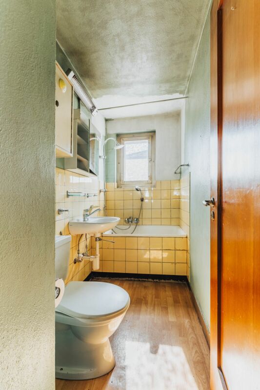 Kleines Badezimmer mit Vintage-Charme