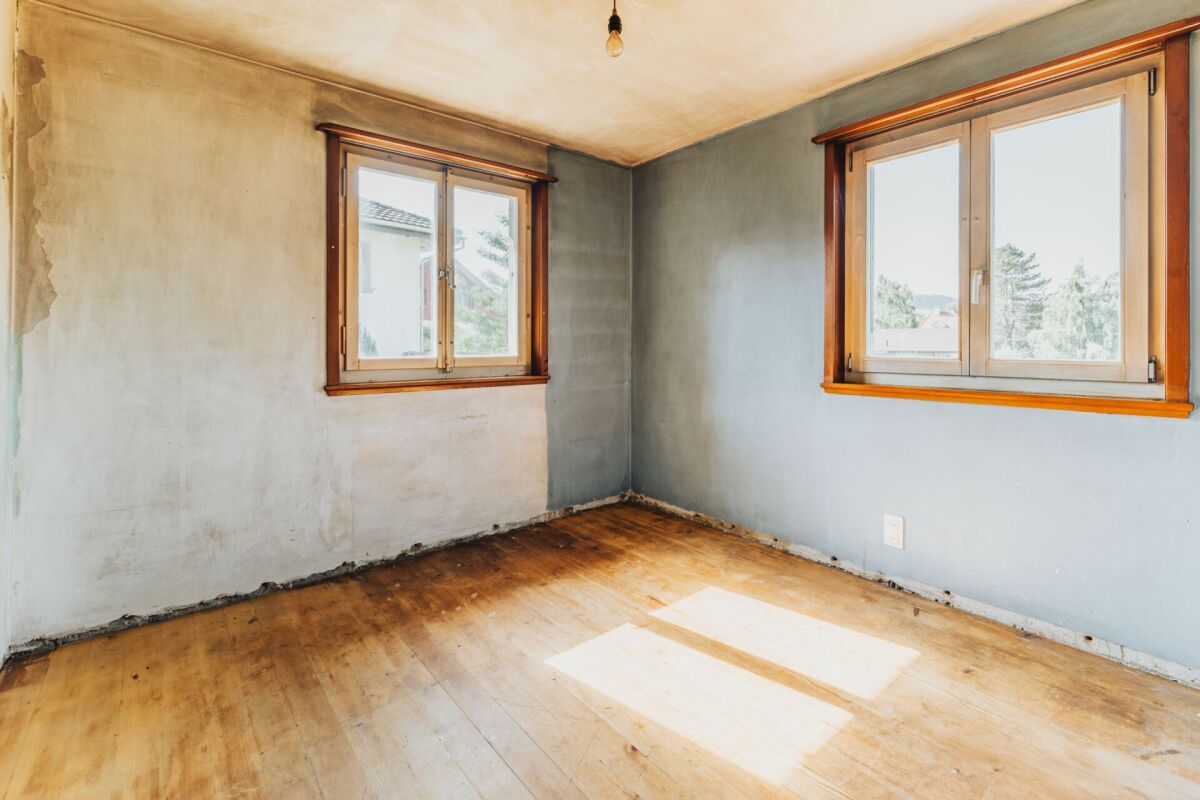 Leeres Zimmer mit Holzfenstern
