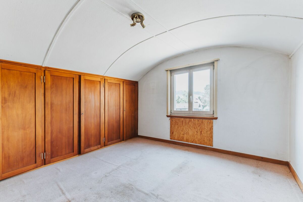 Dachgeschosszimmer mit Einbauschränken